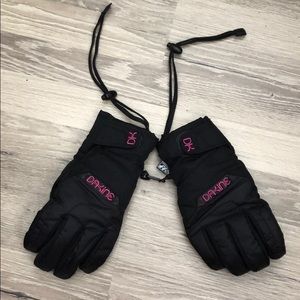 Black and Pink Women’s Dakine snowboard gloves